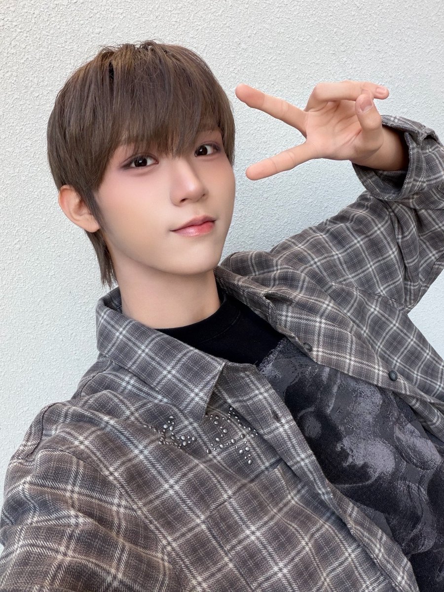 AHOF_official's tweet photo. 머리색 바꿨어〜!!(^o^)
갈색 머리 다이스케도 잘 부탁해요🐻

#AHOF #아홉
#DAISUKE #다이스케 https://t.co/pLuECxVQmy