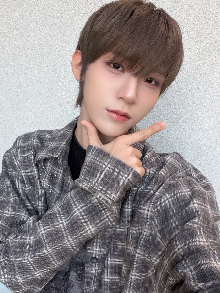AHOF_official's tweet photo. 머리색 바꿨어〜!!(^o^)
갈색 머리 다이스케도 잘 부탁해요🐻

#AHOF #아홉
#DAISUKE #다이스케 https://t.co/pLuECxVQmy