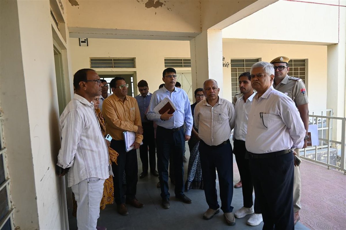 DIPRRajasthan's tweet photo. राज्य निर्वाचन आयुक्त राजेश्वर सिंह ने निष्पक्ष एवं पारदर्शी चुनाव संपन्न कराने के दिए निर्देश, 

झुंझुनूं जिले की 6 पंचायत समितियों के लिए मतदान दल हुए रवाना

स्वीप गतिविधियों की सराहना कर अधिक मतदान की अपील

निकाय चुनाव की सफलता का पूरा श्रेय कार्मिकों को दिया

https://t.co/FPjJXs0uoO