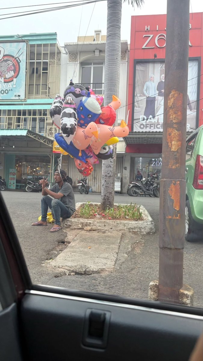 mamahmuda1_'s tweet photo. Another sad story of WNI today.

Ketemu tukang balon di Harapan Indah bekasi utara, anak gue liat dr jauh udah nunjuk. 

Gue panggil abang nya, terus pas dia mendekat dia nanya anak gue umur berapa

Dia blg anak dia umur 3th dikampung sama istri, terus dia makasih gue mau beli karna dari kemaren dagangan sepi, dia berencana buat balik kampung karna percuma dangan lagi susah bakan kadang gak kejuan sama sekali. 

Gue nyes bgt dengernya, gue kasih sedikit uang yang gue punya.

Karna sejujurnya￼ Gue dan suami pun lagi merasakan hal yang sama, dagangan dia gak seramai biasanya. 🙂‍↕️

Untuk semua yang baca  ini, gue yakin rejeki gak akan ketuker (kadang ke korupsi ajasih) tapi semoga kalian sehat selalu dan dicukupi selalu sama Allah SWT amin.

Semangat terus buat para pencari nafkah yahhh 🥹🫶🏻￼