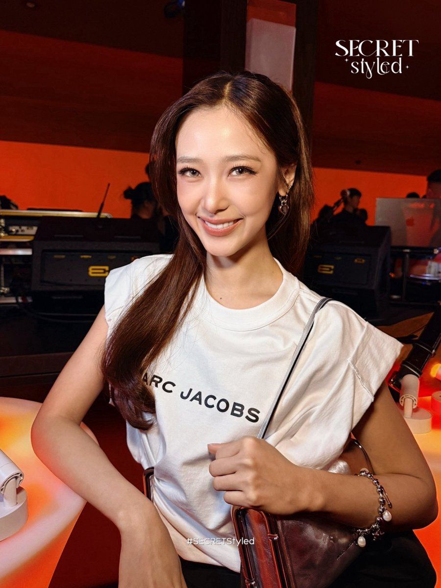 SECRET_Styled's tweet photo. #MarcJacobsTH #MarcJacobs #PATluxurygroup #AMBRbkk
#MarcJacobsxFilm
#filmracha 

ร้าชา คนเท่!! “ฟิล์ม รชานันท์” ร่วมงาน Marc Jacobs เปิดตัวคอลเลกชัน Autumn/Winter 2026 ณ AMBR.BKK คอมมูนิตี้สเปซของ tastemakers ที่มีดนตรีอยู่ในไลฟ์สไตล์ ใจกลางทองหล่อ ❤️‍🔥✨

FILMRACHA X MARC JACOBS  
#SECRETStyled