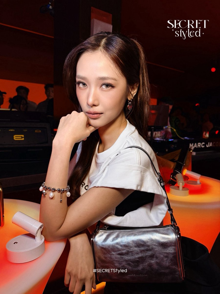 SECRET_Styled's tweet photo. #MarcJacobsTH #MarcJacobs #PATluxurygroup #AMBRbkk
#MarcJacobsxFilm
#filmracha 

ร้าชา คนเท่!! “ฟิล์ม รชานันท์” ร่วมงาน Marc Jacobs เปิดตัวคอลเลกชัน Autumn/Winter 2026 ณ AMBR.BKK คอมมูนิตี้สเปซของ tastemakers ที่มีดนตรีอยู่ในไลฟ์สไตล์ ใจกลางทองหล่อ ❤️‍🔥✨

FILMRACHA X MARC JACOBS  
#SECRETStyled