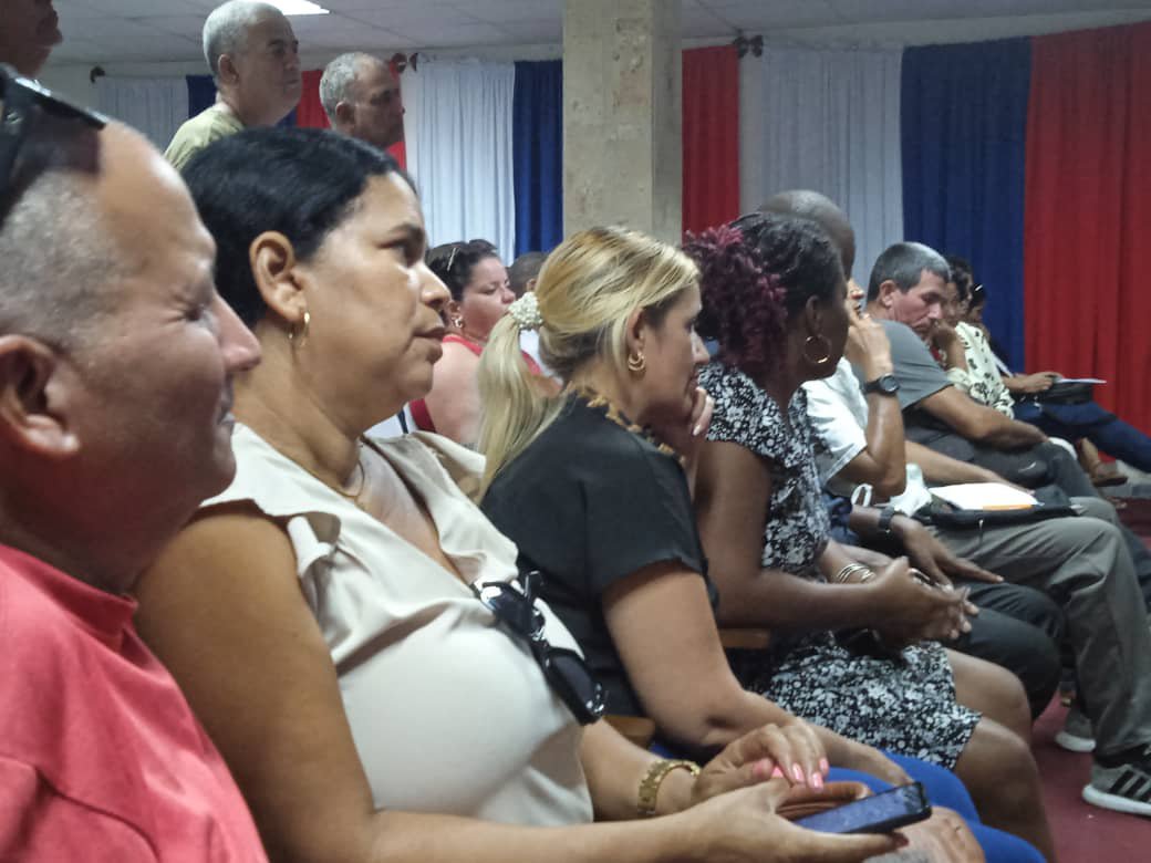 RafaelLice4i9u's tweet photo. Se chequea en Asuntos Vitales, la situación electroenérgetica, la recogida de desechos sólidos, los servicios necrológicos, la situación epidemiológica, el abasto de agua y la desobstrucción de aguas albañales, entre otros temas de interés para la #IslaDeLaJuventud #SentirPinero https://t.co/BK06BdxrDp