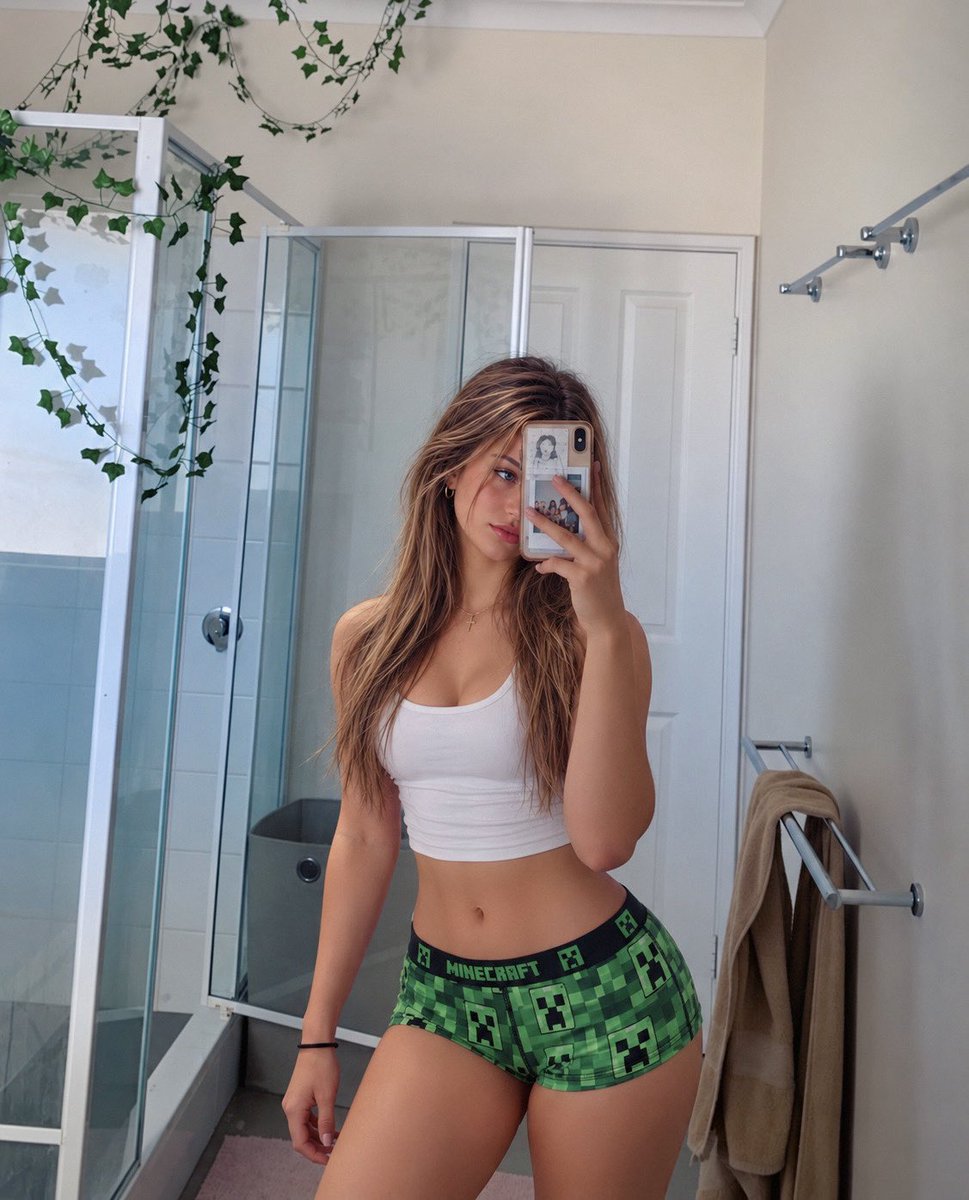 zoeydollface's tweet photo. My shorts alone have made many men explode 🤭💦

#minecraft #goon #nsfw #dmopen #bop https://t.co/9HZalTVmHj
