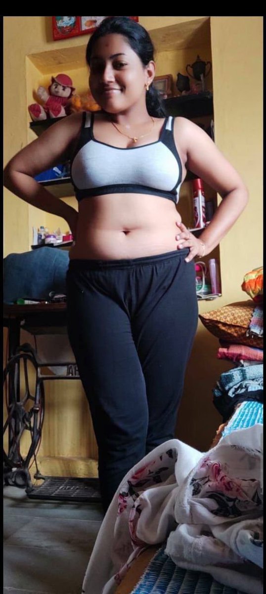 marizcruzjobby's tweet photo. Hey Gaaji's..😻 En friend oda lover thevidya munda..🥵 thaniya irundhale.. ivalungaluku aripu edukum pola...🫦 Summa irukura mudiyala pola.. shh..💦 thopai hum ava structure shape hum.. koluthu vechu Iruka..😋 naara kundi ah oothu rasikanum..🍆 ivala oothu rasika yaru varinga?🤤 https://t.co/bMI6NBheHU