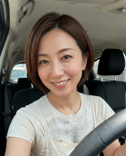gressida_greace's tweet photo. 1980年（昭和55年）生まれですけど笑               
こんなおばさん、誰も興味ないですよね...              
でも質問したいです。                     

正直どっちがマシですか？             
←ショートの時　　　　　ロングの今→ https://t.co/vxZbDX00wI