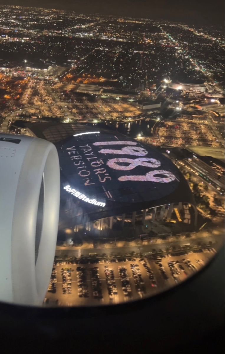 KarmaIsACat_5's tweet photo. Nunca olvidemos cuando la gente vio el anuncio de 1989 tv desde el cielo. https://t.co/DjC1pxJXmg