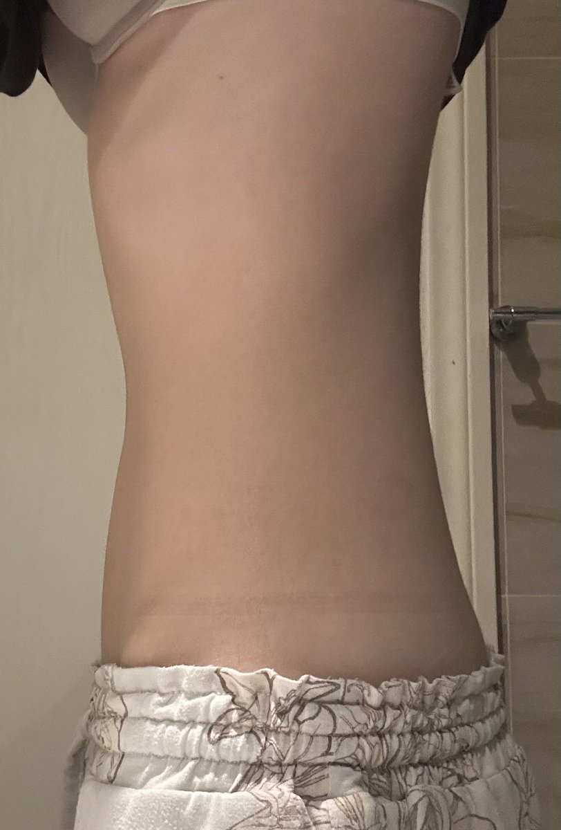 torikitt1's tweet photo. can someone explain that weird dip between my stomach and ribs https://t.co/d5vri7mnm2