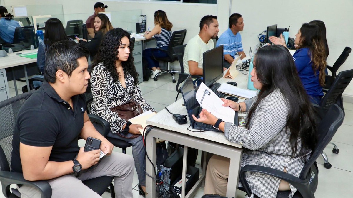 RolandoCastroSv's tweet photo. De esta manera estuvo ayer nuestro exitoso programa Lunes de Empleo.

Pero si tú no lograste llegar, puedes hacerlo hoy, mañana o cualquier día de la semana.

Hemos girado instrucciones que la colocación de empleo debe ser de forma permanente.

Una persona desempleada tiene todas las puertas del crecimiento cerradas.

Colocar un empleo formal le cambiamos la vida a esa persona y contribuimos al desarrollo integral de su familia.

Puedes asistir a cualquiera de nuestras 14 oficinas departamentales en todo el país.

La función pública vale la pena, solo si cambias la vida a las personas que más lo necesitan.