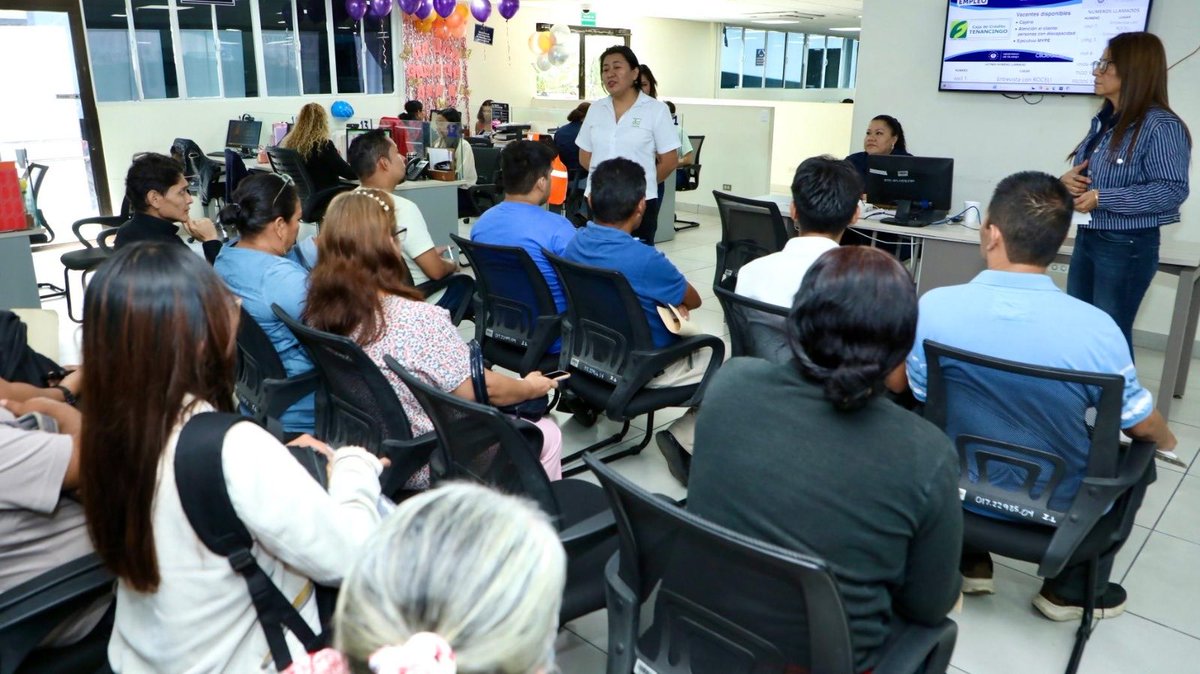 RolandoCastroSv's tweet photo. De esta manera estuvo ayer nuestro exitoso programa Lunes de Empleo.

Pero si tú no lograste llegar, puedes hacerlo hoy, mañana o cualquier día de la semana.

Hemos girado instrucciones que la colocación de empleo debe ser de forma permanente.

Una persona desempleada tiene todas las puertas del crecimiento cerradas.

Colocar un empleo formal le cambiamos la vida a esa persona y contribuimos al desarrollo integral de su familia.

Puedes asistir a cualquiera de nuestras 14 oficinas departamentales en todo el país.

La función pública vale la pena, solo si cambias la vida a las personas que más lo necesitan.