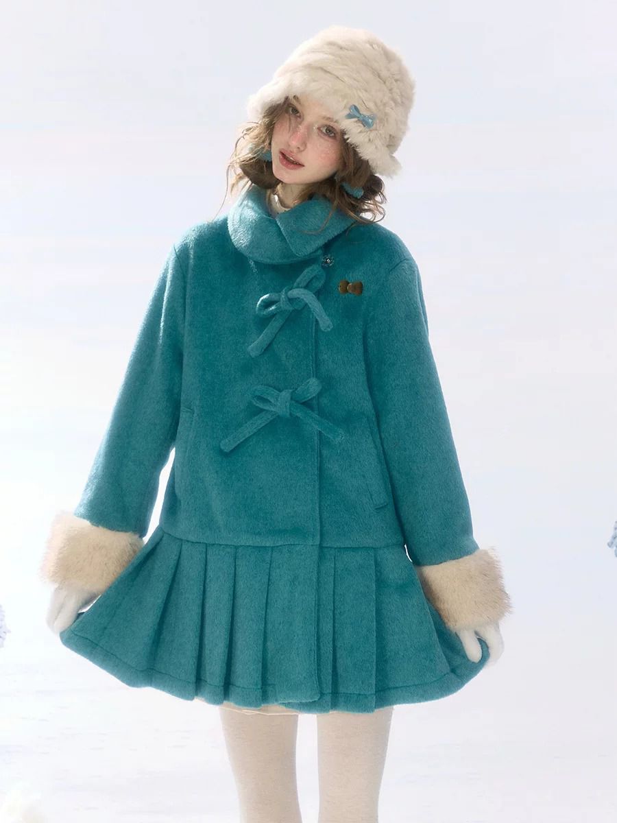 ManusxMachina's tweet photo. Turquoise Green Classic Fur Coat 
https://t.co/U0fx0Pq5Bo 
深みのあるターコイズグリーンに、アイボリーのファーを添えたクラシカルコート。袖口にはボリュームたっぷりのファーをあしらい、裾には優雅に広がるプリーツを。冬の童話から抜け出してきたような、ロマンティックで愛らしい一着。 https://t.co/gG4HuD8dyB