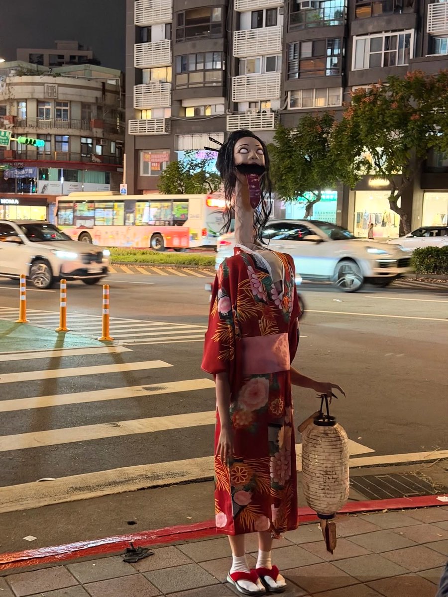 harusoryh's tweet photo. 대만도 할로윈에 진심이군요 

밤에보면 이거 너무 무서울꺼같은데 ㄷㄷ

🫣🫣🫣 https://t.co/0Gok93VHSk