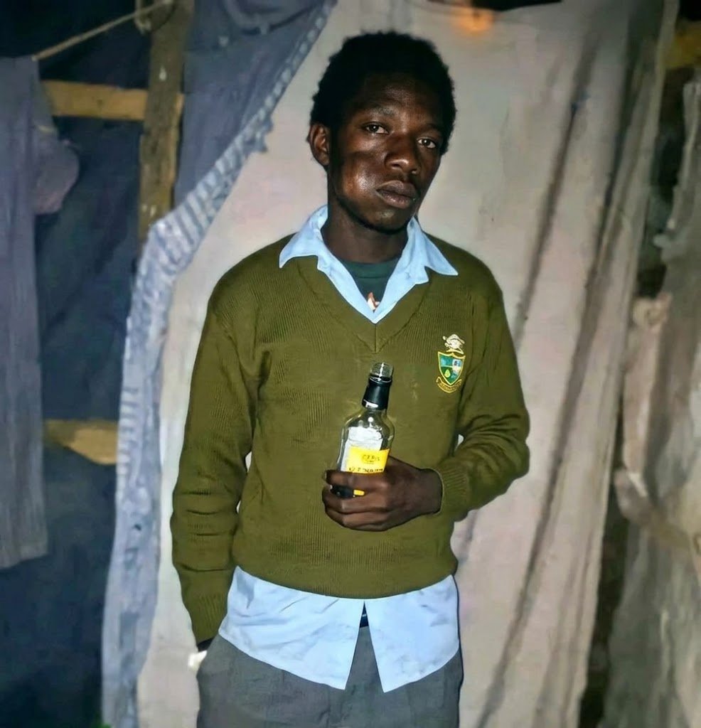 wanjiiru_ML's tweet photo. Help me wish my bro , success in his exams he's a B material https://t.co/PCcpfbLLt3