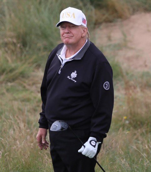 FactsJournal1's tweet photo. Trump ha exigido que el Reino Unido retire los aerogeneradores situados detrás de uno de sus campos de golf de la marca Trump en Escocia.

Afirma que arruinan la vista al océano y que la extracción de petróleo es una mejor fuente de energía. https://t.co/ZAqnPRgIho