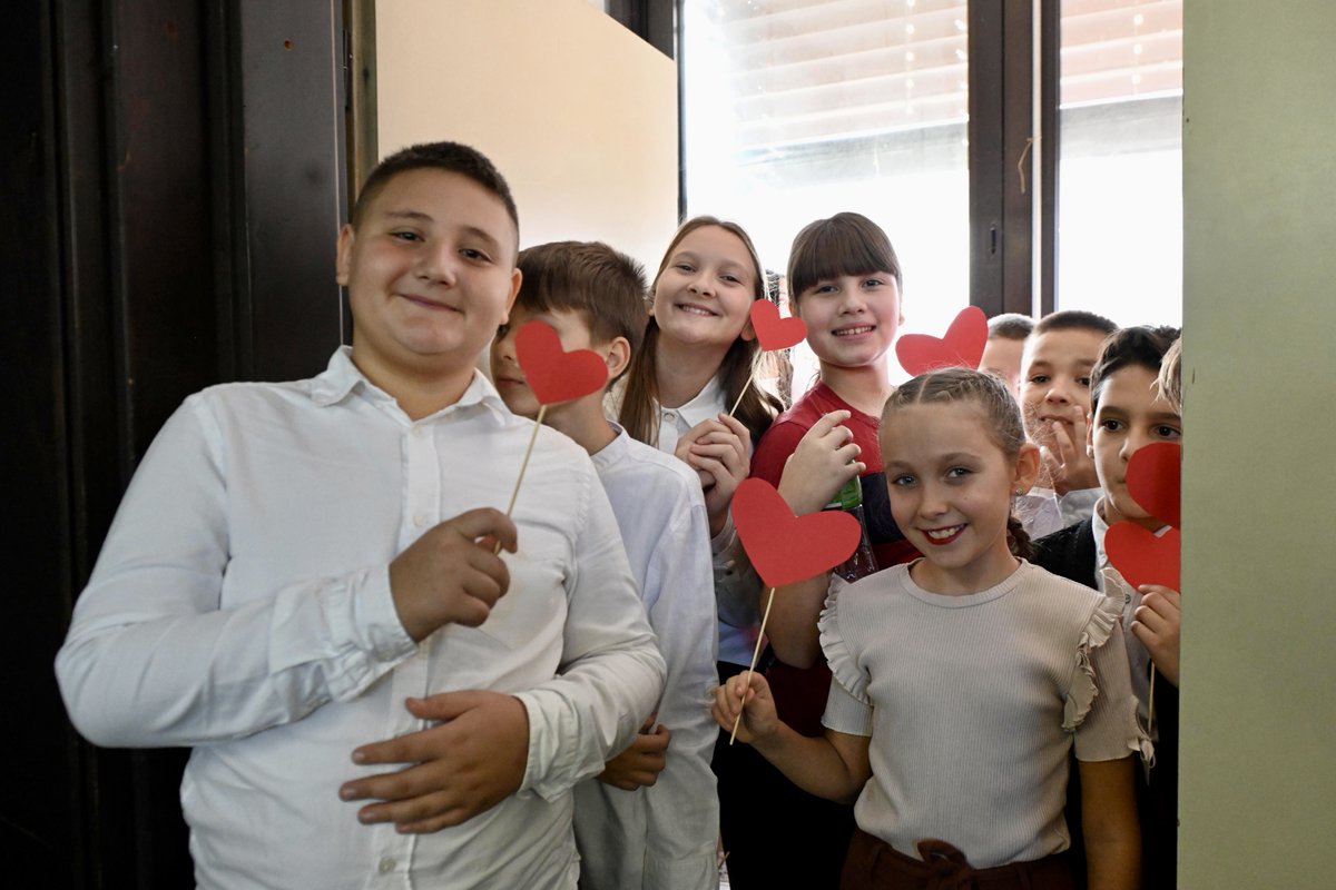 UN_BiH's tweet photo. One stage, many cultures, one message of peace.🕊️On the occasion of #UNDay, students of primary school “Dositej Obradović” in #Doboj celebrated cultures through music, dance &amp; performance, showing how understanding and respect bring us together.┃Supported by @UNPeacebuilding https://t.co/Vvr2OIcERB