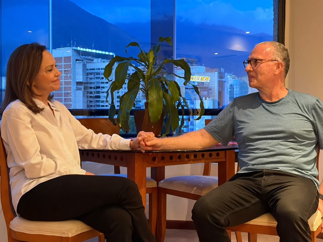 contrapuntovzla's tweet photo. María Corina se reencuentra con Perkins Rocha https://t.co/ANpCkQ9s3v https://t.co/ZtSKjDnbjw