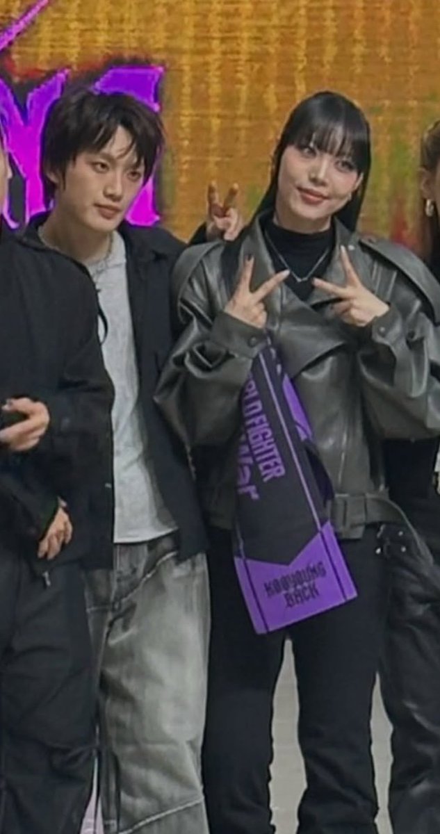 n9wmn's tweet photo. ㅋㅋㅋㅋ 어떤연하남 냐읹이랑사진찍고 어깨에계속손기대고잇는거진짜왜그런걸까………… https://t.co/LArQiYpN3t