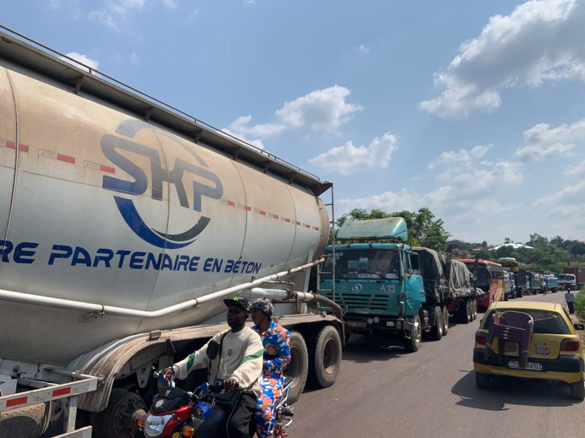 KongoMediaRDC's tweet photo. #Flash | À #Kisantu, la circulation est perturbée sur la RN1 après le renversement d’un camion poids lourd ce mardi autour de midi.
L’accident s’est produit à #Inkisi, dans le territoire de #Madimba, au Kongo Central, à la hauteur de la montagne #Nianga, sur l’axe menant à l’agglomération de #Kinkoka.
Le passage est particulièrement difficile dans les deux sens. Plusieurs chauffeurs empruntent la brousse pour tenter de poursuivre leur trajet.
Les passagers voyageant entre #Kinshasa et #Matadi sont invités à prendre leurs dispositions en raison de cette perturbation.