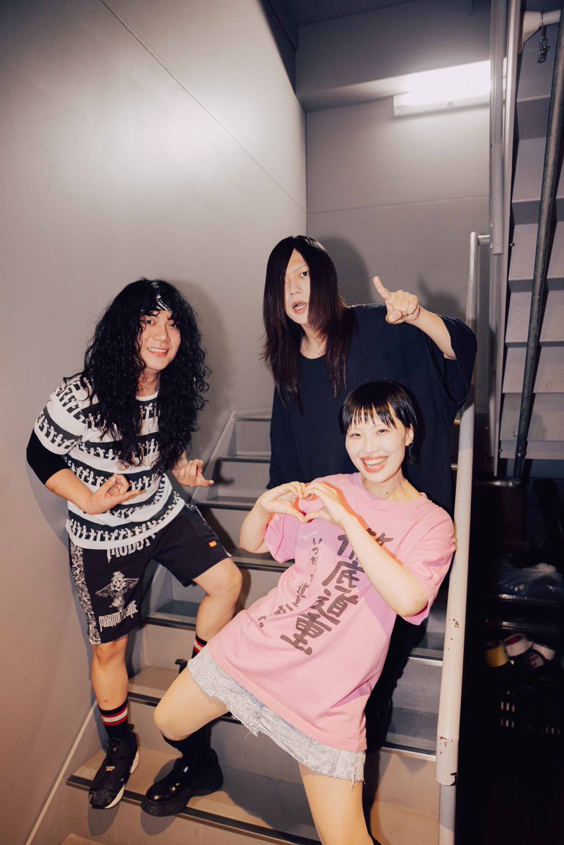 yabaT_aribobo's tweet photo. 東京！Zepp Haneda Day1！
We love Tank-top！！！！！
音楽ってすごいな〜
ライブってすごいな〜
10年前に演奏してたときの気持ち、楽しかったこと、悔しかったことと、思い出しまくって、なんか幸せやったなあ。
悔しいこと思い出して、幸せと思えるような活動ができてることもうれしい。
来てくれたお客さんがさ、いろんな思いを込めてこのグッズ身につけてくれたんかなーとかステージから見えてめちゃくちゃうれしかった。
学校帰りとか仕事帰りとかで駆けつけてくれたんやろうなあとかも伝わってる、毎回！
あの頃から来てくれてる人、久々に来てくれた人、10年前はまだ出会えてなかったけどずっと来てくれてる人、初めてツアー来てくれた人。
このツアーにはいろんな人が来てくれてるんやけど、そうとは思えへんほどみんなが一つで、ライブってなんて素晴らしいんやろうね。
今日もそう。
ヤバTはほんまに幸せ者ですね。
まじ1万字かけそうやけど、そんなんしてたら朝になりそうやしやめとくわ。
今日来てくれてありがとーーーーーう！！！楽しすぎたねーーー！
#マジタンツアー #Zepp羽田6days