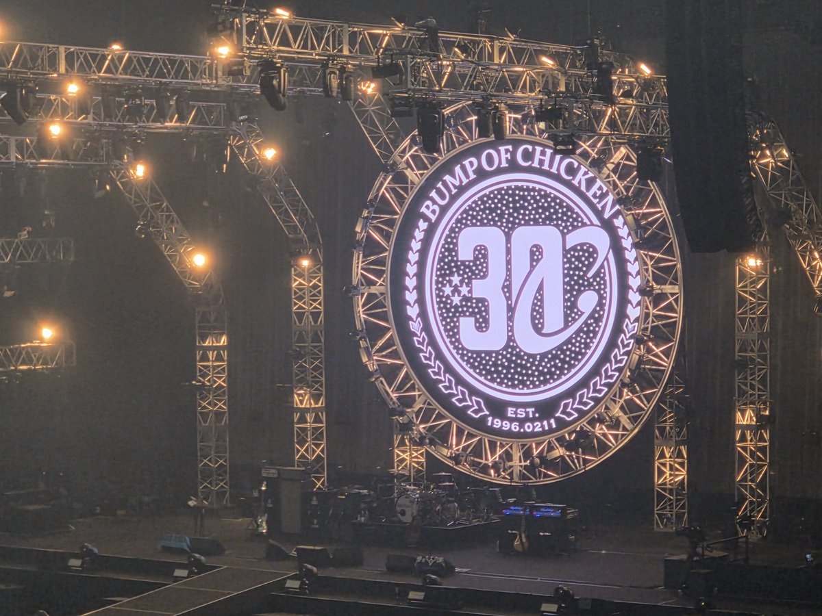 usodayone's tweet photo. BUMP OF CHICKENはギターがカッコいいロックバンド。
増川弘明さんのギタープレイに感動しました。泣きました。😭
#BUMPOFCHICKEN 
#RatioClavis 
#BOC30th https://t.co/yk4vyqEVeU