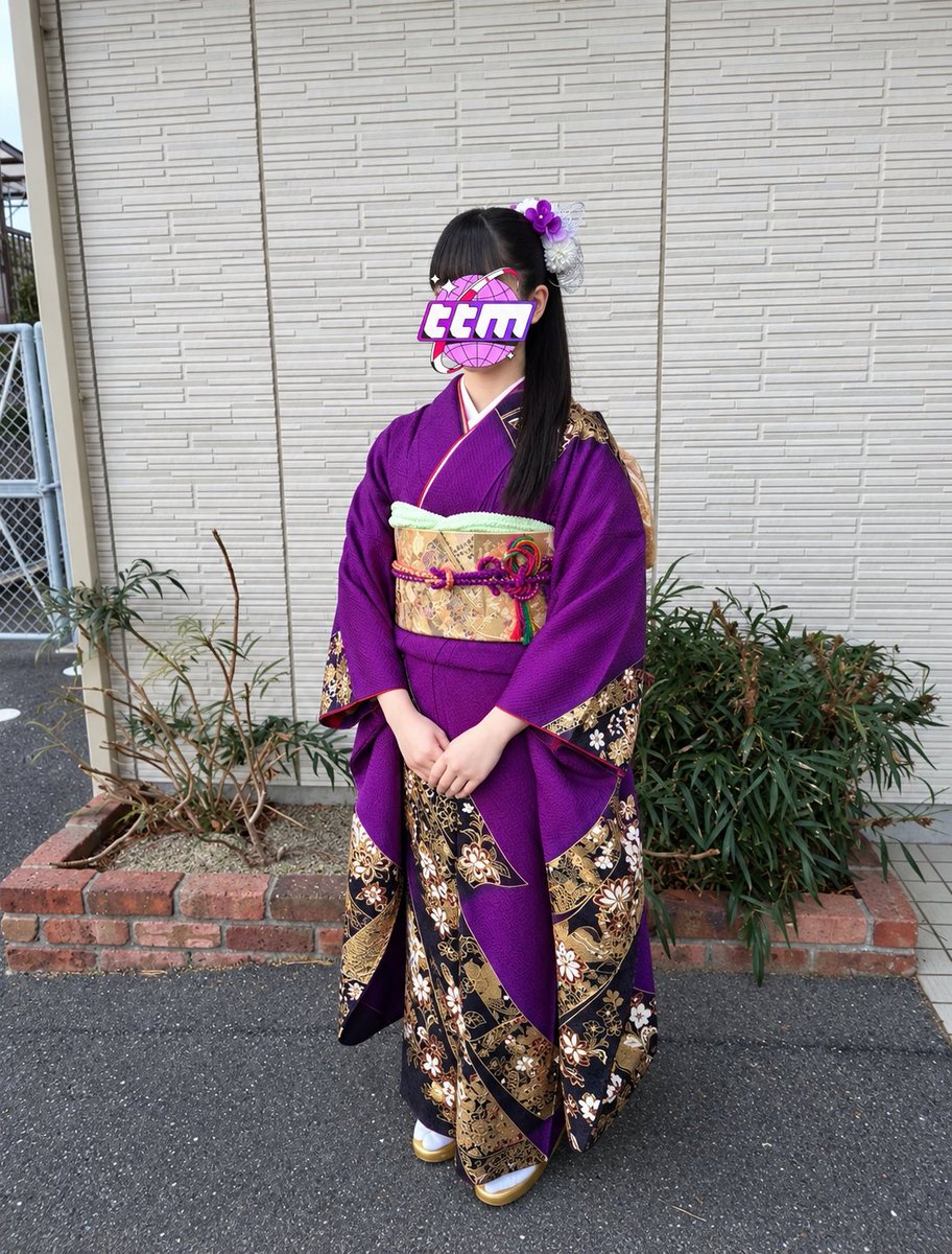 tsukiwa95's tweet photo. 高いかどうかは知らないけど私も3年前の成人式でお母さんの振袖貰った👘太ってるから写真撮らない！っておばあちゃんが入所してるホームの前で適当なこの2枚しか撮らなかったの後悔してる💭
でも小さい頃からお母さんの振袖ずっと着たかったから貰えて嬉しかった~❤️‍🔥 https://t.co/NLETKjHnqD