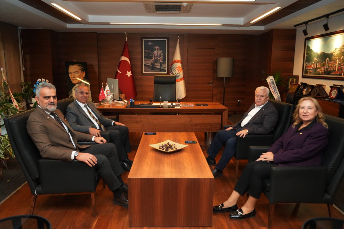 mutso48's tweet photo. İL TİCARET MÜDÜRÜ MEHMET DEMİRTAŞ’TAN ODAMIZA VEDA ZİYARETİ

Muğla İl Ticaret Müdürü Mehmet Demirtaş, emekliye ayrılması dolayısıyla Odamıza veda ziyaretinde bulundu.

Odamız Meclis Başkanı H. Koray Özcan, Yönetim Kurulu Başkanı Bülent Karakuş ve Yönetim Kurulu Üyesi Deniz Dakikoğlu’nun yer aldığı ziyarette, Mehmet Demirtaş’ın görev süresi boyunca Muğla iş dünyasına sunduğu katkılar ve kurumlar arası iş birliği değerlendirildi.

Nazik ziyaretinden ve ilimizin ticari hayatına sunduğu hizmetlerden dolayı Mehmet Demirtaş’a teşekkür eder, emeklilik hayatında sağlık, huzur ve mutluluklar dileriz.
