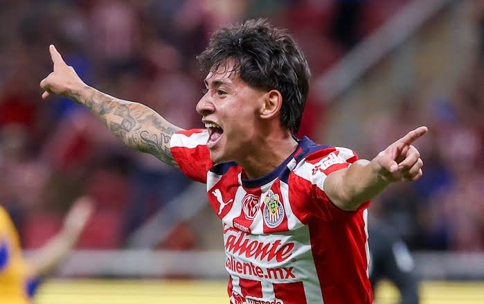 PabloLatapi's tweet photo. Que fenómeno es ese chamaco Santiago Sandoval. Está en cada jugada importante de @Chivas incluido el gol del sábado pasado. Cuánto talento y cuánta alegría. La mala es que es el jugador que recibe más faltas. Es muy amenazante.

⚽ #DeBotePronto
@Informador_Dep #LaGranGuadalajara https://t.co/NwR4yx48PB