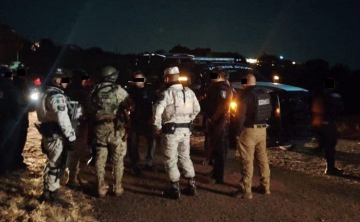 QueCosaNoticias's tweet photo. 🚨#Alerta Localizan el cuerpo sin vida de una mujer en camino de terracería,cerca del km 18 de la autopista La Pera-Cuautla ,antes de la caseta de Oacalco, dirección a #Cuautla. El hallazgo ocurrió la noche del lunes. Se desconoce la identidad de la víctima
#Morelos #Inseguridad https://t.co/ceZdLDum9n