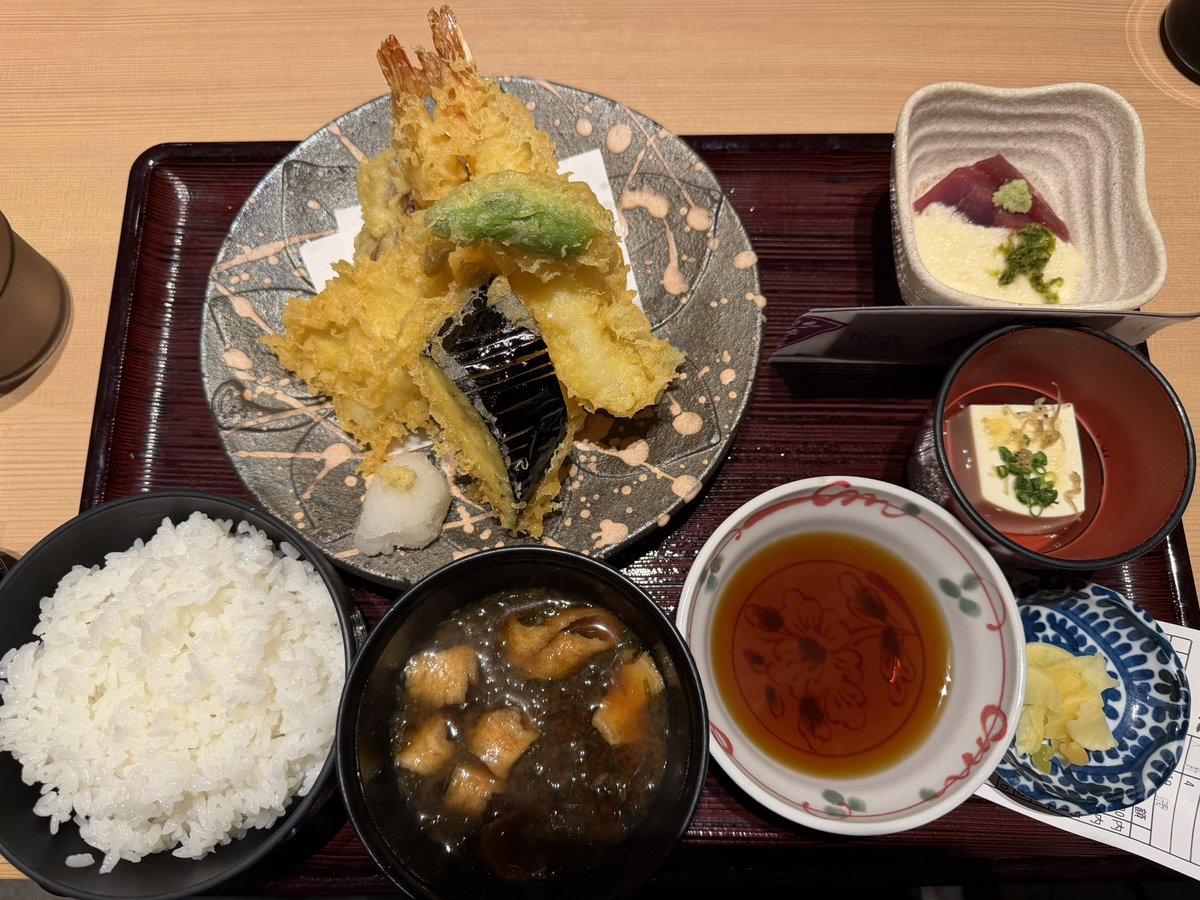 kuma7979's tweet photo. 今日は打ち合わせ長引いて、出るの遅くなって💦
天麩羅定食美味しかった😊
あいかわらず赤だしのお味噌汁は苦手だけど🫠 https://t.co/PVP0VpThun