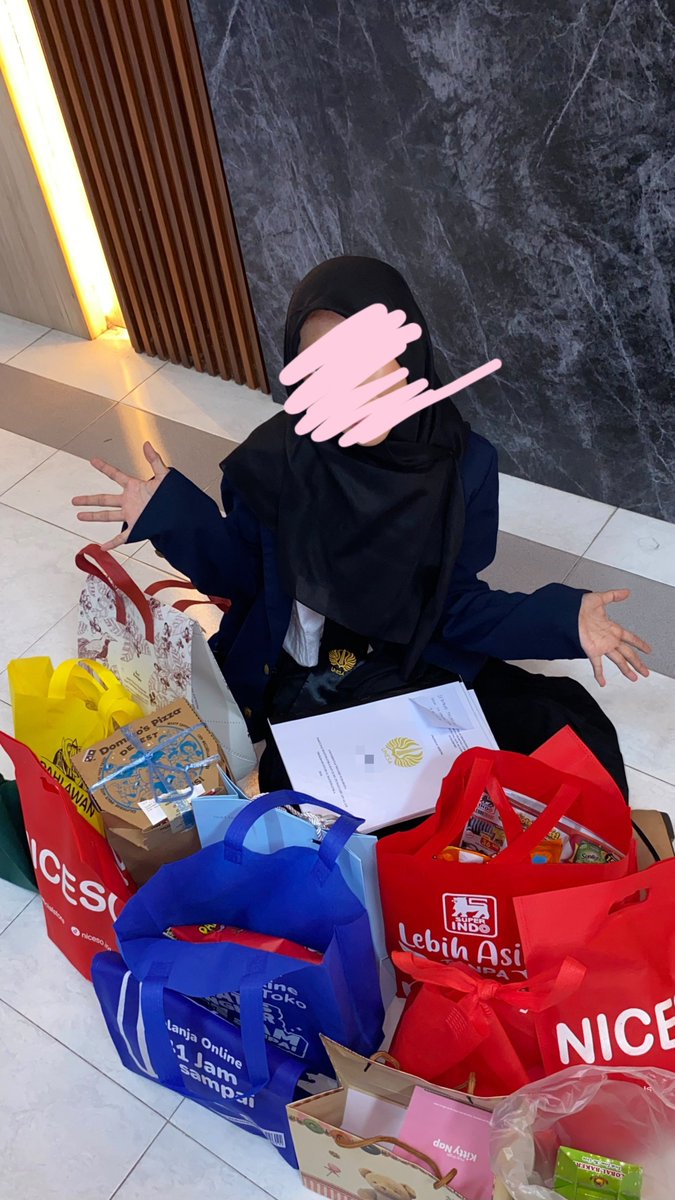belphiewashere's tweet photo. haii kak jupii aku abis sempro btw..
susahh bgt nyiapin sempro sambil mantau kasusmu.. agak campur aduk seneng selesai sempro, tpi kecewa krn udh bayangin abis sempro self reward unboxing tdays.. skrng mana tdayku kak☹️🫴
#findingjupi https://t.co/QQwWlKtKEG
