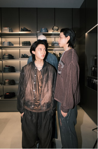 ling4shovz's tweet photo. they're so unserious together but the height difference makes it even more wholesome 😭 https://t.co/CY5t7nYr6i