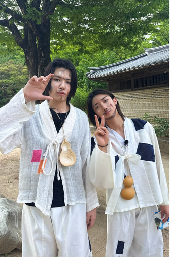 ling4shovz's tweet photo. they're so unserious together but the height difference makes it even more wholesome 😭 https://t.co/CY5t7nYr6i