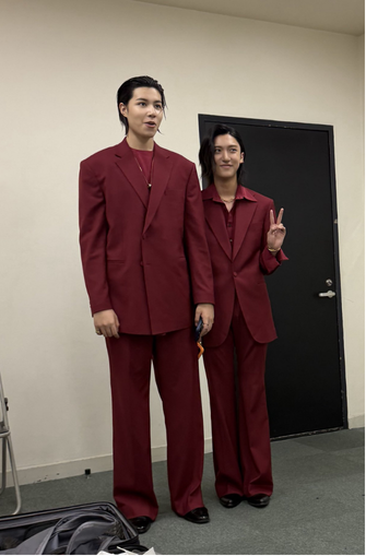 ling4shovz's tweet photo. they're so unserious together but the height difference makes it even more wholesome 😭 https://t.co/CY5t7nYr6i