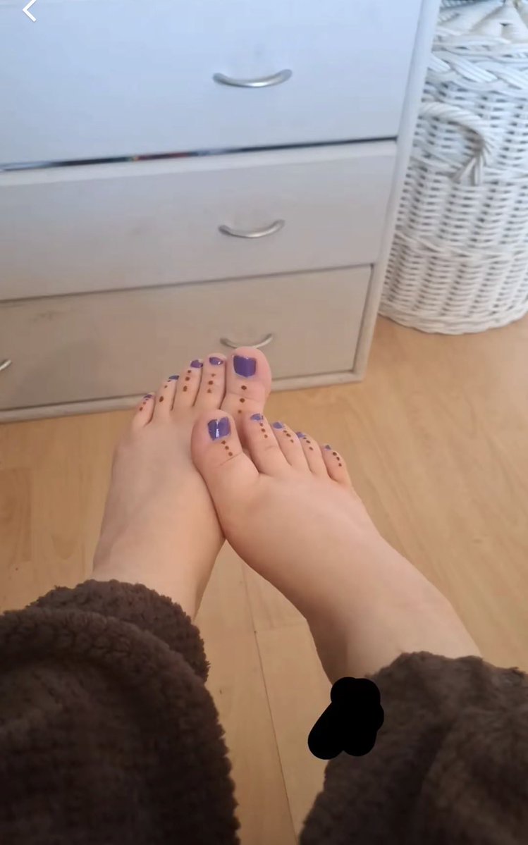 PoppySoles__'s tweet photo. I’m boreddd, everyone DM me and tell me all the sick filthy ways they’d use me and all your darkest fantasies I wanna hear what you sickos think about me 😋 #goonette https://t.co/SBRjkhTXDt
