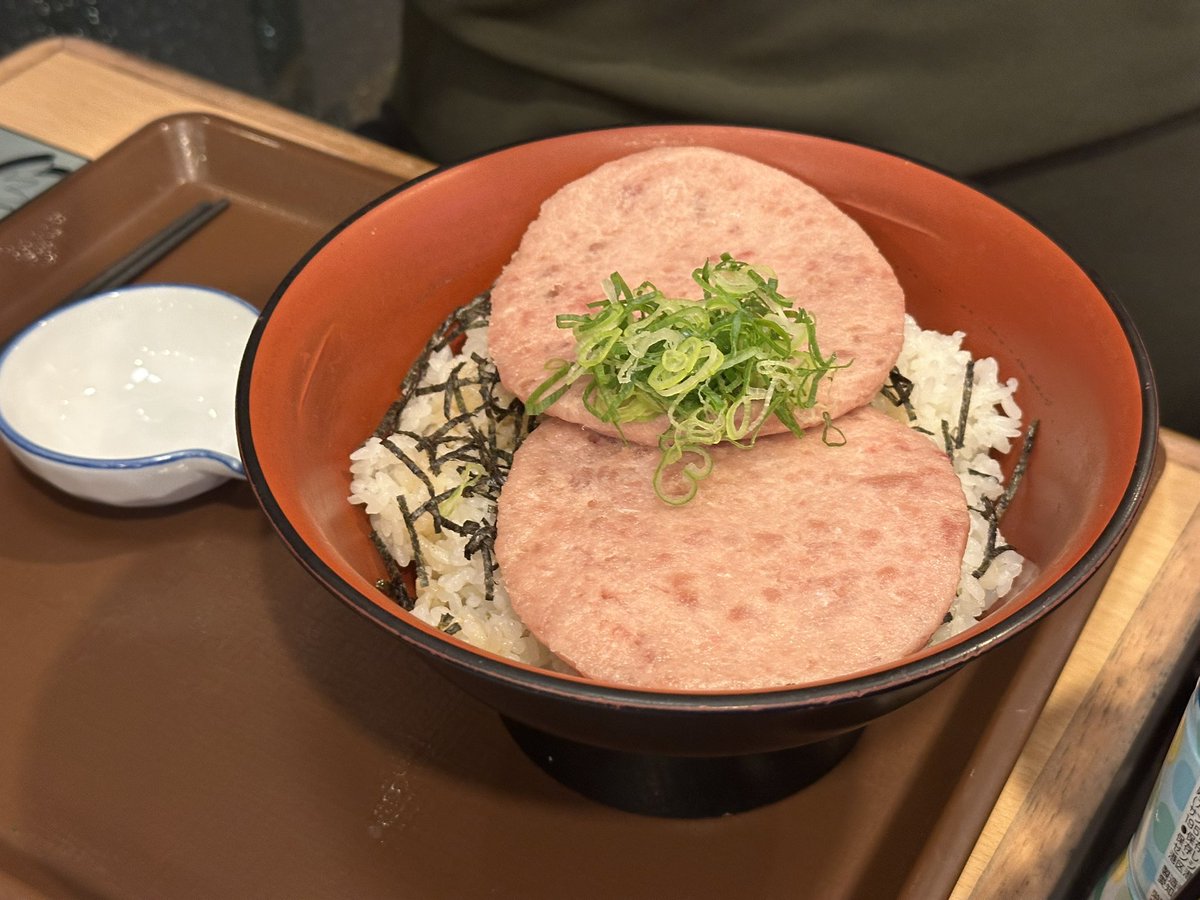 omicco's tweet photo. なぜかこんな時間に夫と次男がすき家の特盛まぐろたたき丼を食べるのに付き合わされたんだけど、なぜ私は呼ばれたのだろうか
これを見せたかったんだろうか
しかしすごいビジュアルだな

てかよくこの時間に食べられるなこの人たち
私は寒いのでカフェラテだけいただきました眠いです https://t.co/X63U4Qh8AN