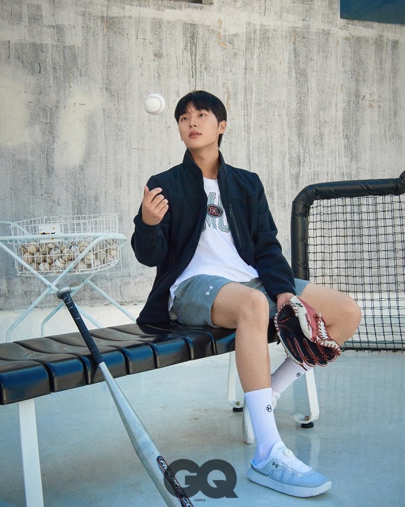 Gyoorok_0330's tweet photo. ㄹㅇ 모델 데뷔한 안수호 그자체 
**문고에 입고되는 날 연시은이 미리 예약 구매 걸어놓고 1번으로 사갈 것 같음 https://t.co/YP32It7F2B