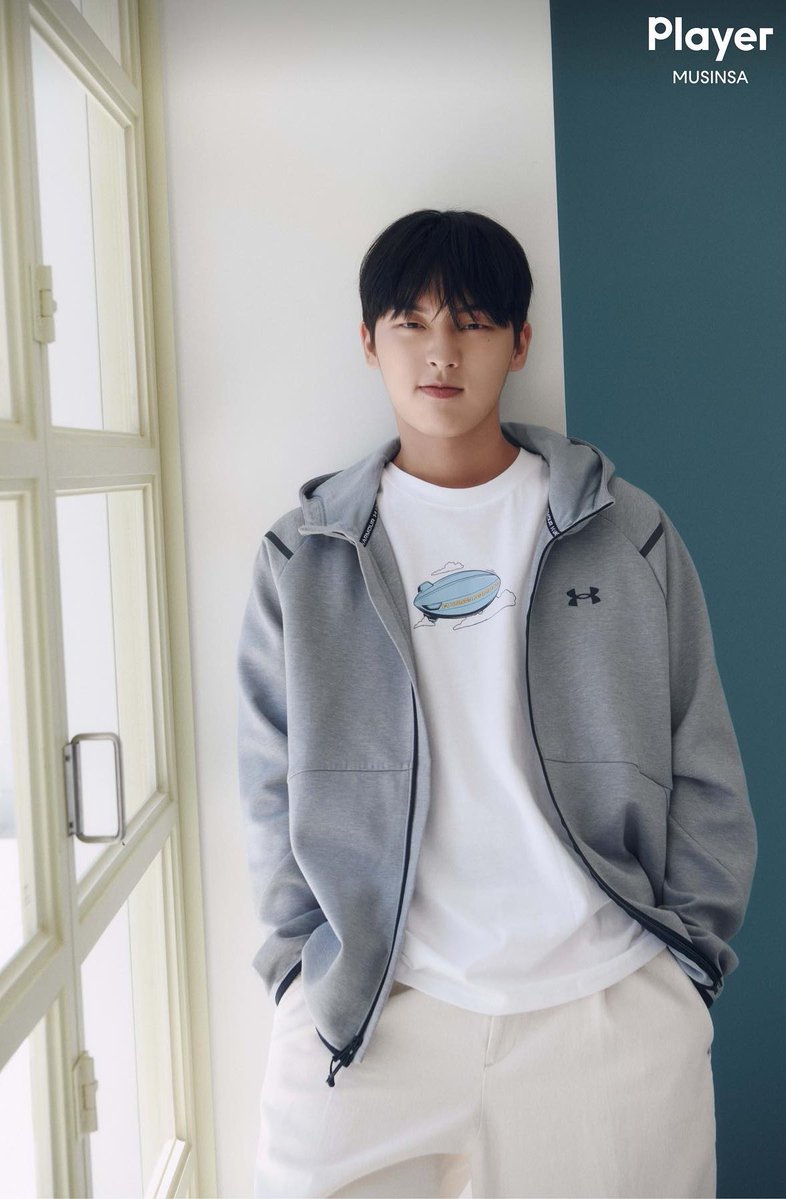 Gyoorok_0330's tweet photo. ㄹㅇ 모델 데뷔한 안수호 그자체 
**문고에 입고되는 날 연시은이 미리 예약 구매 걸어놓고 1번으로 사갈 것 같음 https://t.co/YP32It7F2B