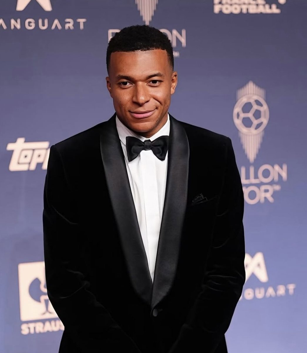 StakeFootball's tweet photo. 🚨🚨| 𝗥𝗘𝗖𝗢𝗥𝗗: Kylian Mbappé has the 3rd-most Ballon d’Or top-10 finishes in history, behind only Cristiano Ronaldo and Lionel Messi. 🌟🇫🇷 https://t.co/0dnrmxGCPy