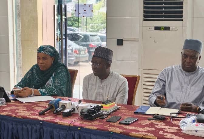 ARISEtv's tweet photo. A federal government panel says 37 suspected illegal miners died from suffocation in NSCDC custody in Minna, Niger State.

https://t.co/M8Ob4pgnh4 https://t.co/bDS7AdKzId