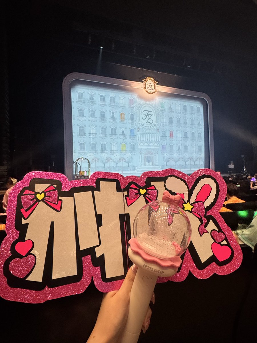 1chan_riochan's tweet photo. 銀テープ降ってこないしほんとにアプグレかよって席だったけどハイツインかれんがかわいかったのでおっけーです👌 https://t.co/DViRHkeDpb