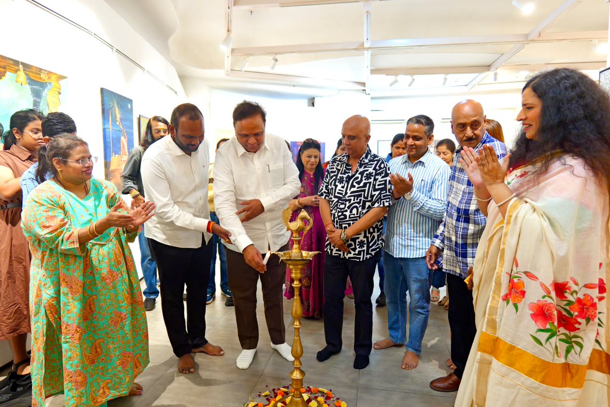 ShelarAshish's tweet photo. Inaugurated ‘Kala Manthan 2’, a grand art show by Bouquet of Art Gallery at The Bombay Art Society, Bandra. It was a pleasure interacting with the artists and extending my best wishes to them.

Art lovers, do visit The Bombay Art Society, Bandra, from October 28 to November 2, between 11 AM and 7 PM.

#KalaManthan2 #BouquetOfArtGallery #ArtExhibition #Maharashtra #AshishShelar