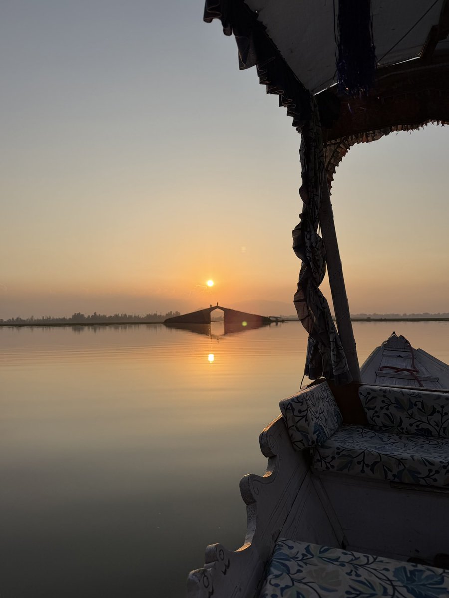 dateVictoriaW's tweet photo. Golden hour on Dal Lake ✨
Tomorrow, Delhi awaits 🇮🇳 https://t.co/mZ7su78ALq