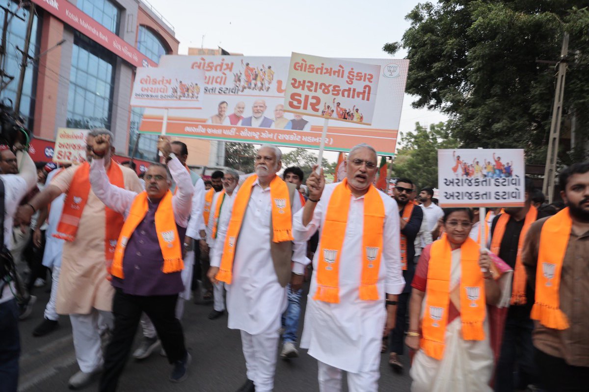 PRupala's tweet photo. દેશની એકતા, અખંડિતતા અને લોકશાહીના પાયાને મજબૂત રાખવા તેમજ અરાજકતા ફેલાવવાના પ્રયાસો સામે આ પદયાત્રાના માધ્યમથી જનજાગૃતિનો મજબૂત સંદેશ પાઠવવામાં આવ્યો. https://t.co/bb6Wr7D3BP