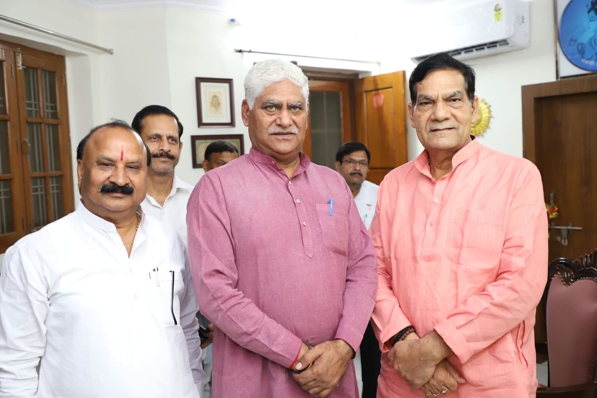 AKSharmaOffice's tweet photo. माननीय राज्यमंत्री उत्तर प्रदेश श्री @JaswantSainiBJP जी ने आज माननीय मंत्री श्री @aksharmaBharat जी से शिष्टाचार भेंट की।
@narendramodi @myogiadityanath @NitinNabin @AmitShah @mppchaudhary @idharampalsingh
#NayeBharatKaNayaUP
#GoodGovernance
#HumaraUP #VikasExpress https://t.co/yKcnU63x0H