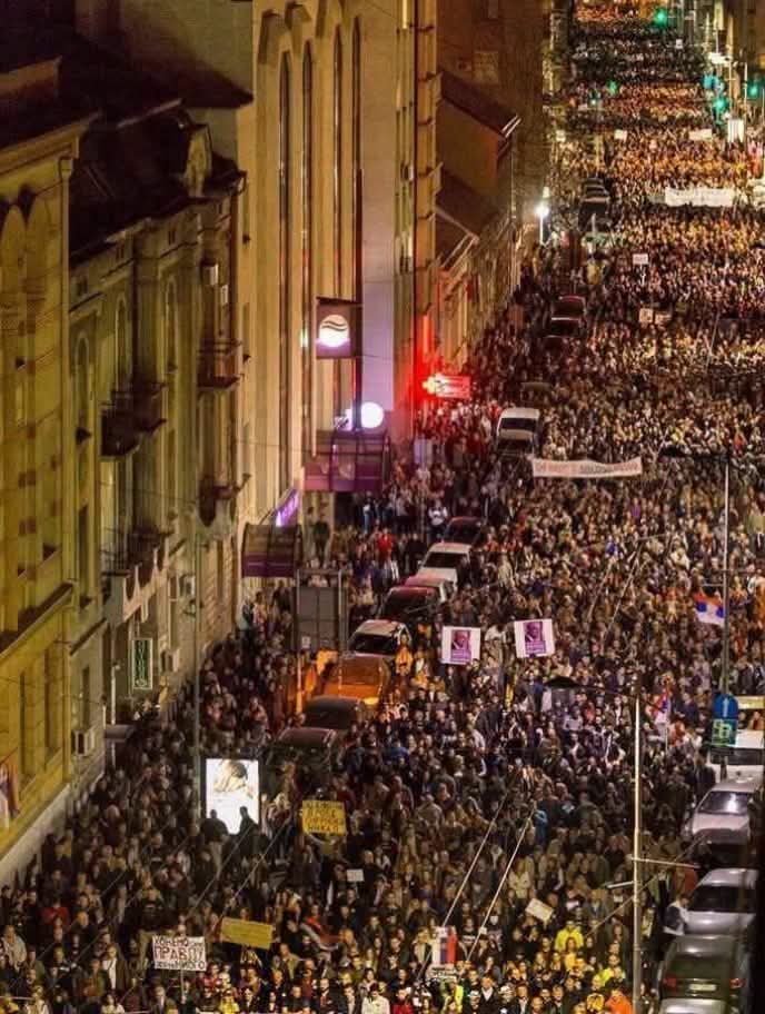 LadyMihaelaTarg's tweet photo. Mă uit cu tristețe și invidie la sârbi și la maghiari
 Într-o Europă care fierbe noi am rămas mămăliga care nu explodează. Cei care au făcut revoluția, au fost alergați de mineri, au umplut piețele împotriva lui Ponta sau Dragnea, au deja abonament la Catena .
 Sau sunt de mult plecați fără să mai privească înapoi. 
Mișcarea studențească din Romania are o istorie scurtă, mizerabilă și nesemnificativă. 
În perioada interbelică studenții l-au fătat pe Corneliu Zelea Codreanu într-un entuazism al vârfurilor intelectuale pe care le elogiază TVR 2: Eliade, Cioran, Țuțea, Noica,Gyr. 
În anii 50-60 partidul a remarcat forma fizică excelentă a tinerilor așa că i-a trimis la olimpiada națională de săpat viteză cu lingurița la canal.
 Piața Universității l-a avut ca lider pe Marian Munteanu dovedit rapid securist infiltrat și devenit apoi un suveranist imbecil pur-sange. Apoi tăcere. Serviciile, prostia, lașitatea, lenea și starea permanentă de hedonism au transformat ligile studenților în hub-uri pentru viitorii lupi flamanzi din politică
 Vezi cazul Ligiei Deca ajunsă consilier prezidențial și ministru. Scandalurile de plagiat, numirile politice la nivelul conducerii universităților, degradarea societății, corupția, violurile pentru o notă de trecere ?
 Motive insignifiante. In schimb se iese in stradă pentru pisici pierdute, pentru îndoiala privind genul rogvaiv reflectat în oglindă ,bilete de tren gratis și pentru o merdenea mai bună
 "Timidi numquam statuerunt tropaeum" (cei fricoși nu au ridicat niciodată un trofeu)...