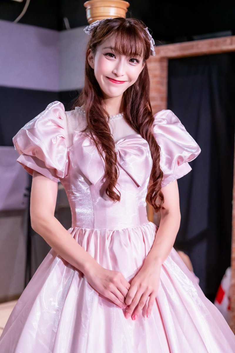 rinatonami's tweet photo. 🎂🎀 Happy Birthday to me 🎀🎂

またひとつ歳を重ねました🥰

何歳になっても可愛いものにときめいていたいし、夢もずっと追いかけていたい❣️

大好きな歌を歌い続けながら
自分の好きなものも大切にして
もっと私らしく輝いていきたいです✨

いつも応援してくださる皆さま
本当にありがとうございます💕

皆さまがいてくださるからこそ
歌い続けることができています。

これからも新しいことに挑戦しながら
歌を通してたくさんの幸せを
届けていけたら嬉しいです🫶

新しい一年も、利波里奈をどうぞよろしくお願いいたします😌🎀

#誕生日 #HappyBirthday