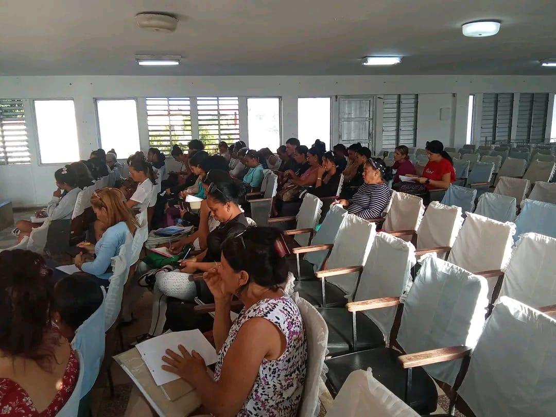 JanyMartnez10's tweet photo. Los trabajadores sociales del municipio Jagüey Grande permitió dialogar sobre el papel esencial que desempeñan en las **176 transformaciones** impulsadas para fortalecer la economía y el desarrollo social del territorio.
#MatancerosEnVictoria https://t.co/6VDAfKNjS8