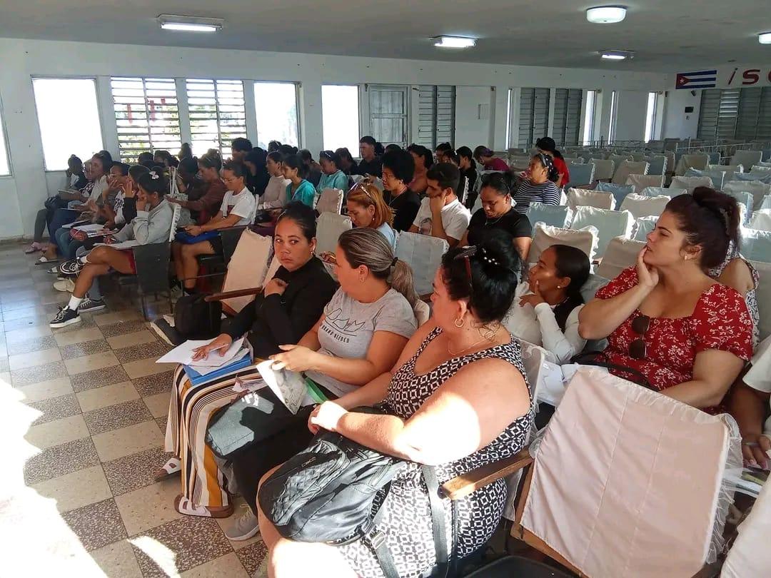 JanyMartnez10's tweet photo. Los trabajadores sociales del municipio Jagüey Grande permitió dialogar sobre el papel esencial que desempeñan en las **176 transformaciones** impulsadas para fortalecer la economía y el desarrollo social del territorio.
#MatancerosEnVictoria https://t.co/6VDAfKNjS8