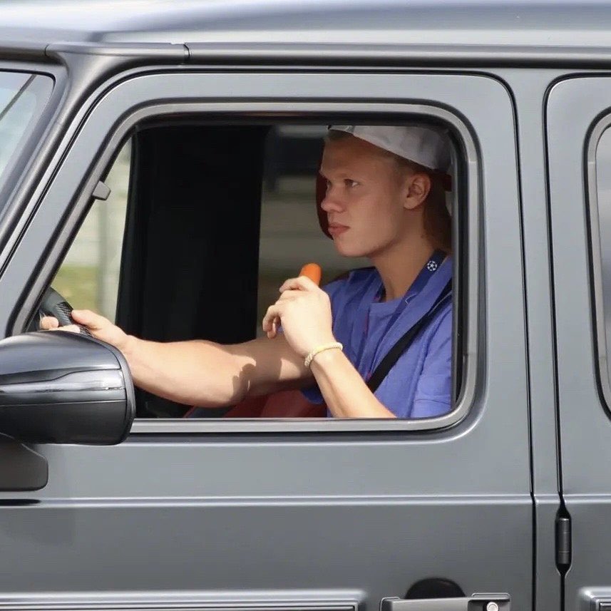 Fezztalks's tweet photo. What's up with haaland?, he's always driving and eating carrots 😂 https://t.co/qCpzc4Z30P