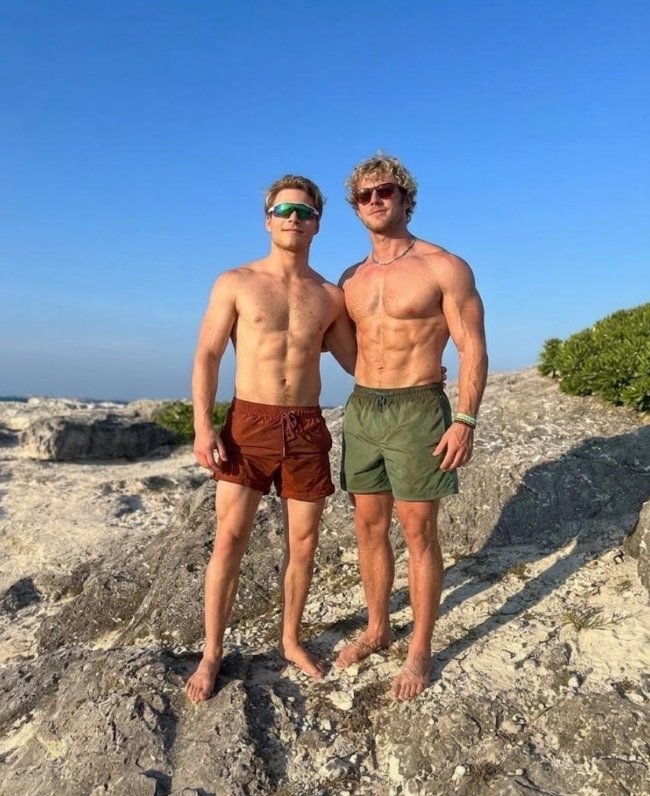 OmoAluko11's tweet photo. The way these two look at each other! 😮‍💨❤️

Froy Gutierrez and Zane Phillips gave fans the kind of beach pictures that make you stop scrolling. https://t.co/07aiIXQkOE